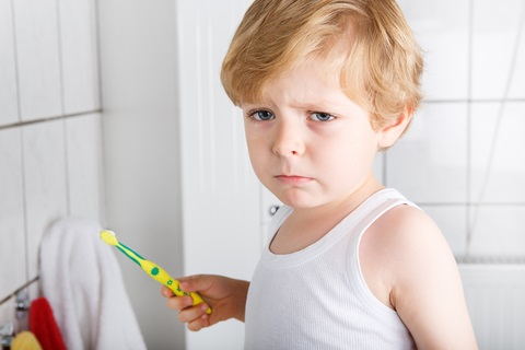 Kind will Zähne nicht putzen