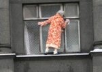 waghalsige-oma-putzt-fenster.jpg waghalsige-oma-putzt-fenster.jpg